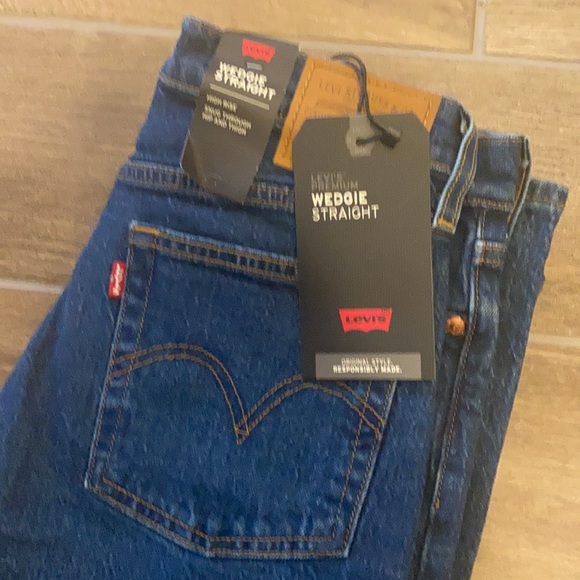 NWT Wedgie Straight Fit Women's Jeans - Picture 3 of 3